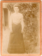 Grande Photo CDV D'une Femme élégante  Marie Laure Beaufils Posant Devant Sa Maison - Anciennes (Av. 1900)