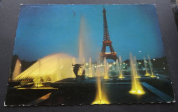 Paris Et Ses Merveilles - La Tour Eiffel Et Les Jets D'eau Du Trocadéro, Illuminés - André Leconte, Paris - Parigi By Night