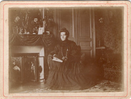 Grande Photo CDV D'une Femme élégante Assise A Coté De Sa Cheminé Dans Sa Maison A Rouen En 1902 - Anciennes (Av. 1900)
