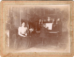 Grande Photo CDV D'une Femme élégante Avec Sont Jeune Garcon  Qui Joue Du Piano Dans Meurs Maison - Anciennes (Av. 1900)