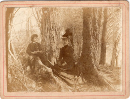 Grande Photo CDV D'une Femme élégante Avec Sont Jeune Garcon Posant Dans Un Bois - Anciennes (Av. 1900)