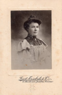 Grande Photo CDV D'une Femme élégante Posant Dans Un Studio Photo A Tournai - Anciennes (Av. 1900)