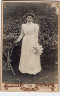 Grande Photo CDV D'une Femme élégante En Robe De Marier  Posant Dans Sont Jardin A Doullens - Anciennes (Av. 1900)