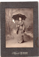 Grande Photo CDV D'une Femme Japonaise élégante En Kimono Posant Avec Un Parapluie Au Japon - Anciennes (Av. 1900)