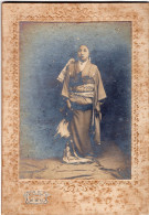 Grande Photo CDV D'une Geisha Posant Dans Un Studio Photo A Kyoto Au Japon - Anciennes (Av. 1900)