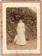 Grande Photo CDV D'une Jeune Femme élégante Marie-Louise Beaufils Posant Dans Sont Jardin A Nevers En 1900 - Anciennes (Av. 1900)