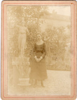 Grande Photo CDV D'une Jeune Fille élégante Andrée Lamare Posant A Coté D'une Statue Devant Sa Maison - Anciennes (Av. 1900)