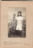 Grande Photo CDV D'une Jeune Fille élégante Avec Un Jeune Garcon Posant Dans Un Studio Photo A Nimes - Anciennes (Av. 1900)