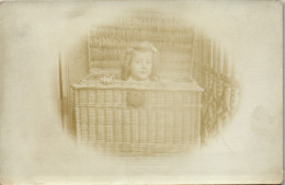 CP Carte Photo D'époque Photographie Vintage Enfant Panier Osier Drôle  - Autres & Non Classés