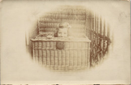 CP Carte Photo D'époque Photographie Vintage Enfant Panier Osier Drôle  - Altri & Non Classificati