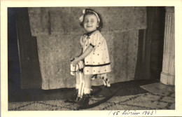CP Carte Photo D'époque Photographie Vintage Enfant Mode Cheval De Bois Jouet  - Andere & Zonder Classificatie