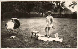 CP Carte Photo D'époque Photographie Vintage Enfant Landeau Jouet Poupée  - Other & Unclassified