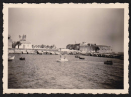 Jolie Photographie Originale De 1958, Belle Vue Sur L'Ile De Gorée, Dakar, Sénégal, Bateaux, Afrique, 8,7x6,3 Cm - Places