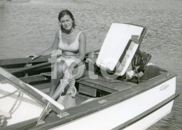 60s ORIGINAL AMATEUR PHOTO FOTO BOAT WOMAN FEMME BIKINI BEACH FASHION GIRL PORTUGAL AT469 - Bateaux