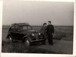 Photographie Photo Vintage Snapshot Amateur Automobile Voiture Auto Couple - Automobili