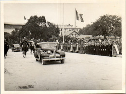 Photographie Photo Vintage Snapshot Amateur Automobile Voiture Défilé Militaire  - Krieg, Militär