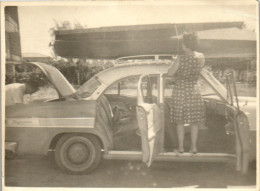Photographie Photo Vintage Snapshot Amateur Automobile Voiture Auto Femme - Cars