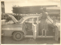 Photographie Photo Vintage Snapshot Amateur Automobile Voiture Auto Femme - Auto's