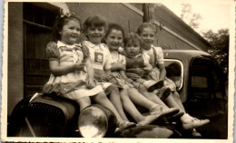 Photographie Photo Vintage Snapshot Amateur Automobile Voiture Auto Enfant - Anonymous Persons