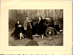 Photographie Photo Vintage Snapshot Amateur Automobile Voiture Trio Drôle - Automobile