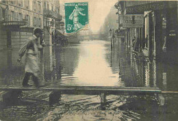 75 - Paris - Inondations De 1910 - Pont Sur La Rue De La Pépinière - Animée - CPA - Voir Scans Recto-Verso - De Overstroming Van 1910