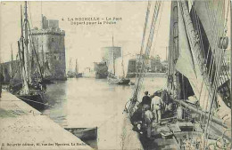 17 - La Rochelle - Le Port - Départ Pour La Peche - Animée - Bateaux - Oblitération Ronde De 1916 - CPA - Voir Scans Rec - La Rochelle