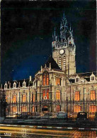 59 - Douai - L'Hotel De Ville - Le Beffroi - Vue De Nuit - Automobiles - Grilles En Fer Forgé - CPM - Voir Scans Recto-V - Douai