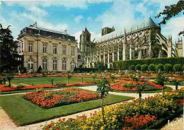 18 - Bourges - L'Hotel De Ville Et Ses Jardins - La Cathédrale Saint Etienne - Fleurs - Flamme Postale De Bourges - Etat - Bourges
