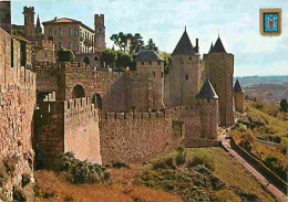 11 - Carcassonne - La Cité Médiévale - Défenses Et Les Deux Enceintes De La Porte D'Aude - Blasons - Etat Léger Pli Visi - Carcassonne