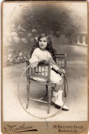 Grande Photo CDV D'une Jeune Fille élégante Posant Assise Dans Un Studio Photo A Marseille - Old (before 1900)