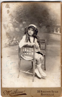 Grande Photo CDV D'une Jeune Fille élégante Posant Assise Dans Un Studio Photo A Marseille - Anciennes (Av. 1900)