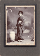 Grande Photo CDV D'une Jeune Fille Japonaise élégante Posant Dans Un Studio Photo Au Japon - Antiche (ante 1900)
