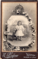 Grande Photo CDV D'une Petite Fille élégante Posant Dans Un Studio Photo A Nevers - Anciennes (Av. 1900)