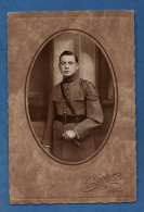 Photo Militaire Collée Sur Carton Soldat Du 67eme Regiment ( Format 11cm X 16,5cm ) Photographie Cartier Paris Vincennes - Krieg, Militär