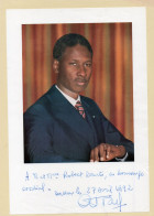 PHOTO GRAND FORMAT 1 - ENV 1 - POLITIQUE - PHOTO DEDICACEE DU PRESIDENT DE LA REPUBLIQUE DU SENEGAL ABDOU DIOUF - Gehandtekende Foto's
