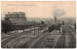 54 - CPA 1919 : TOUL - VUE INTÉRIEUR DE LA GARE - TRAIN LOCOMOTIVE À VAPEUR EN GARE - MEURTHE-ET-MOSELLE - Stations - Met Treinen