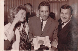 BOXE 09/1960  MARCEL PIGOU VAINQUEUR DE EDUARDO LAUSSE  ICI AVEC PIERRE MONDY ET ANNIE CORDY PHOTO 18 X 13 CM - Sports