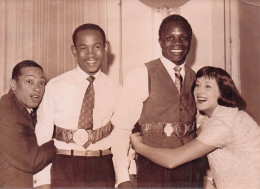 BOXE 11/1959 LES CHAMPIONS DE  FRANCE FERNAND NOLLET ET MICHEL DIOUF AVEC LEUR CEINTURE  PHOTO 18 X 13 CM - Sports