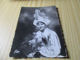 Jeune Fille En Costume Des Sables D'Olonne (85). - Sables D'Olonne