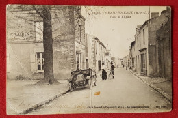 CPA En Mauvais état - Chamtpoceaux - (M.-et-L.) - Place De L'église (auto , Voiture Ancienne ) - Champtoceaux