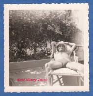 Photo Ancienne Snapshot - Homme Allongé Sur Chaise Longue - Garçon Boy Sexy Torse Nu Chapeau Hat Maillot De Bain Plage - Sports