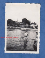 Photo Ancienne Snapshot - BERGERAC Dordogne - Groupe De Garçon à La Baignade Maillot De Bain Homme Torse Nu Barque Plage - Zonder Classificatie