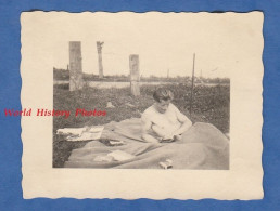 Photo Ancienne Snapshot - Homme Torse Nu Allongé Dans Un Pré Lisant Un Livre Paquet De Cigarettes Garçon Nature Coiffure - Sports