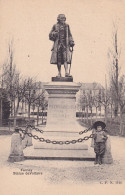 Ferney (01 Ain) Statue De Voltaire Texte Descriptif Détaillé Au Dos 1905 "Au Patriarche De Ferney - Au Poëte Philosophe" - Ferney-Voltaire