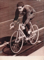 CYCLISME RIVIERE VA TENTER DE BATTRE LE RECORD DU MONDE DE L'HEURE 09/1957 PHOTO 18 X 13 CM - Sports