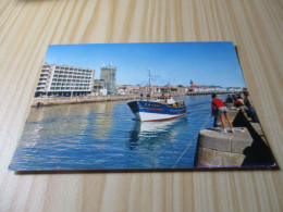 Les Sables D'Olonne (85).Sortie Du Port Et Tour D'Arundel - Carte Animée. - Sables D'Olonne