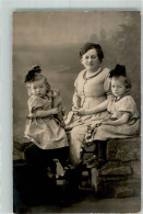 39738911 - Stolze Mutter Mit Ihren Zwei Toechtern Mit Puppe Fotostudioaufnahme - Moederdag