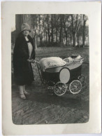 ALSACE-Photo (années 50 ?) - Belle Poussette (art Déco ?) Avec Regard Coquin Du Bébé - Photo 9x12 Cm /GP77 - Autres & Non Classés