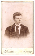 Fotografie E. G. Friedrich Stotz, Dresden, Leipziger Strasse 49, Junger Mann Im Anzug  - Anonyme Personen