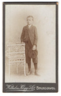 Fotografie Wilhelm Klopp & Co. Braunschweig, Portrait Kleiner Junge In Modischer Kleidung  - Anonyme Personen